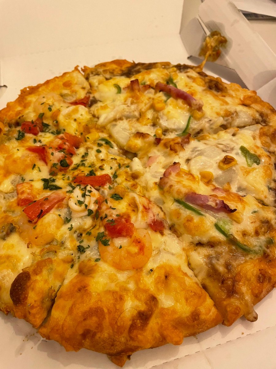 Samcersxa's tweet image. Snacks🍕😋
