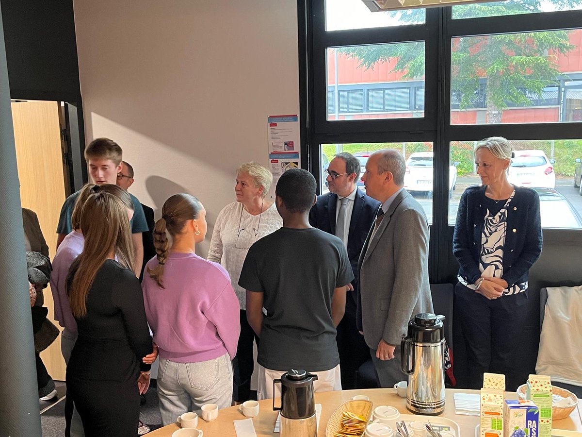 BenmiloudKarim's tweet photo. Hier, avec Mme Lamy Au Rousseau (DASEN 03), visite du collège Jean-Jacques Soulier @MontluconOff
📈 choc des savoirs 6è
🏛 visite guidée par les élèves de la classe défense #CDSG
👍 dispositif ULIS #inclusion
📚 séance autour du livre au CDI
🪴 label E3D niveau expert
@acclermont https://t.co/2r1RmBOwz4