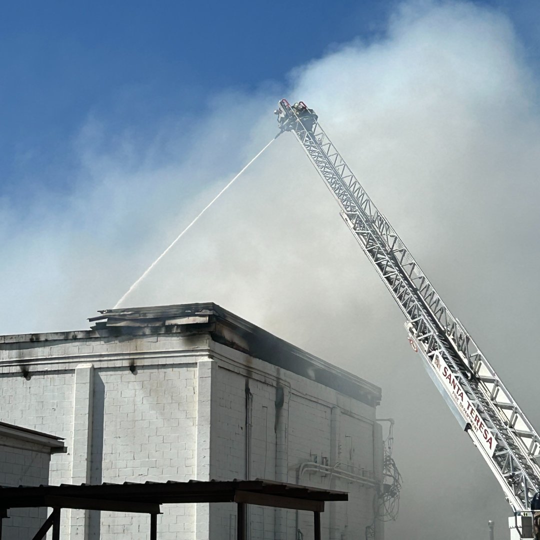 DACinformation's tweet photo. Doña Ana County Fire Rescue engaged in a large active fire at Stahmann Farms: https://t.co/qFAW5eIuqr

#DAFR #DACfire https://t.co/SXLm3aiJnZ