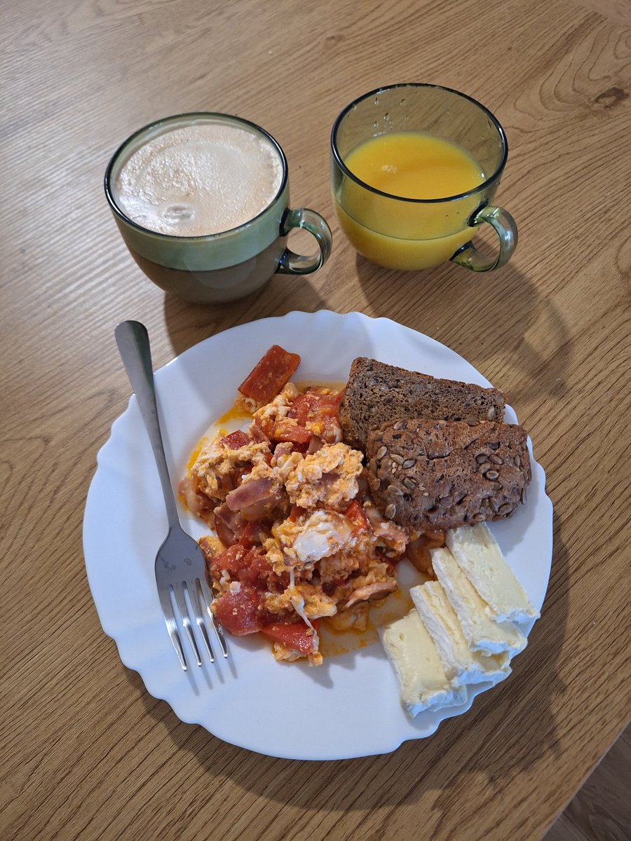 PaulAndJet's tweet image. Болтунья с беконом и перцем болгарским, бри, зерновой хлеб, сок и кофе
#ЕдимДома
#КулинарныеИзлишества