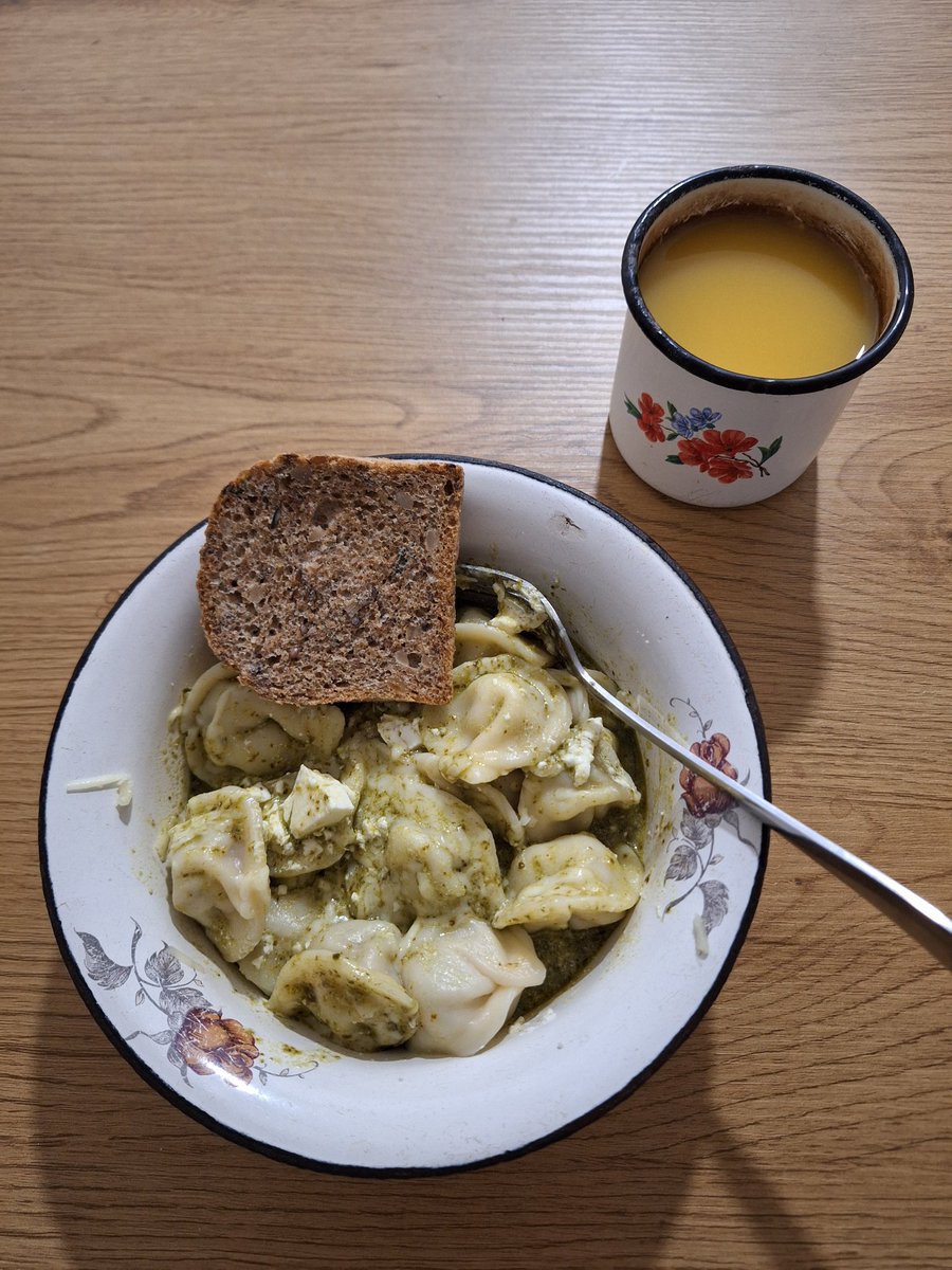 PaulAndJet's tweet image. Пельмени в соусе песто с сыром и соком
#ЕдимДома
#КулинарныеИзлишества