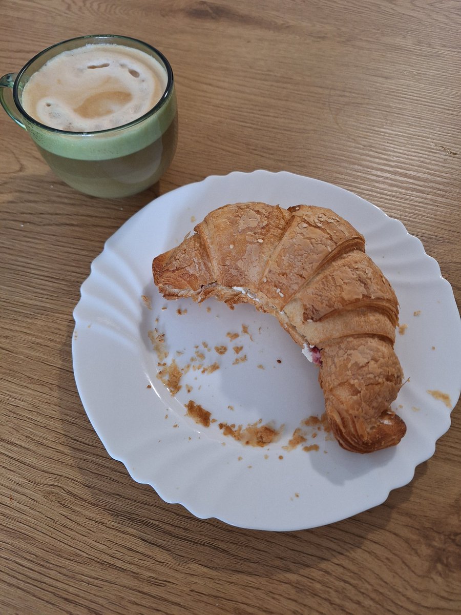 PaulAndJet's tweet image. Курвасан с мягким сыром и малиновым вареньем с кофе
#ЕдимДома
#КулинарныеИзлишества