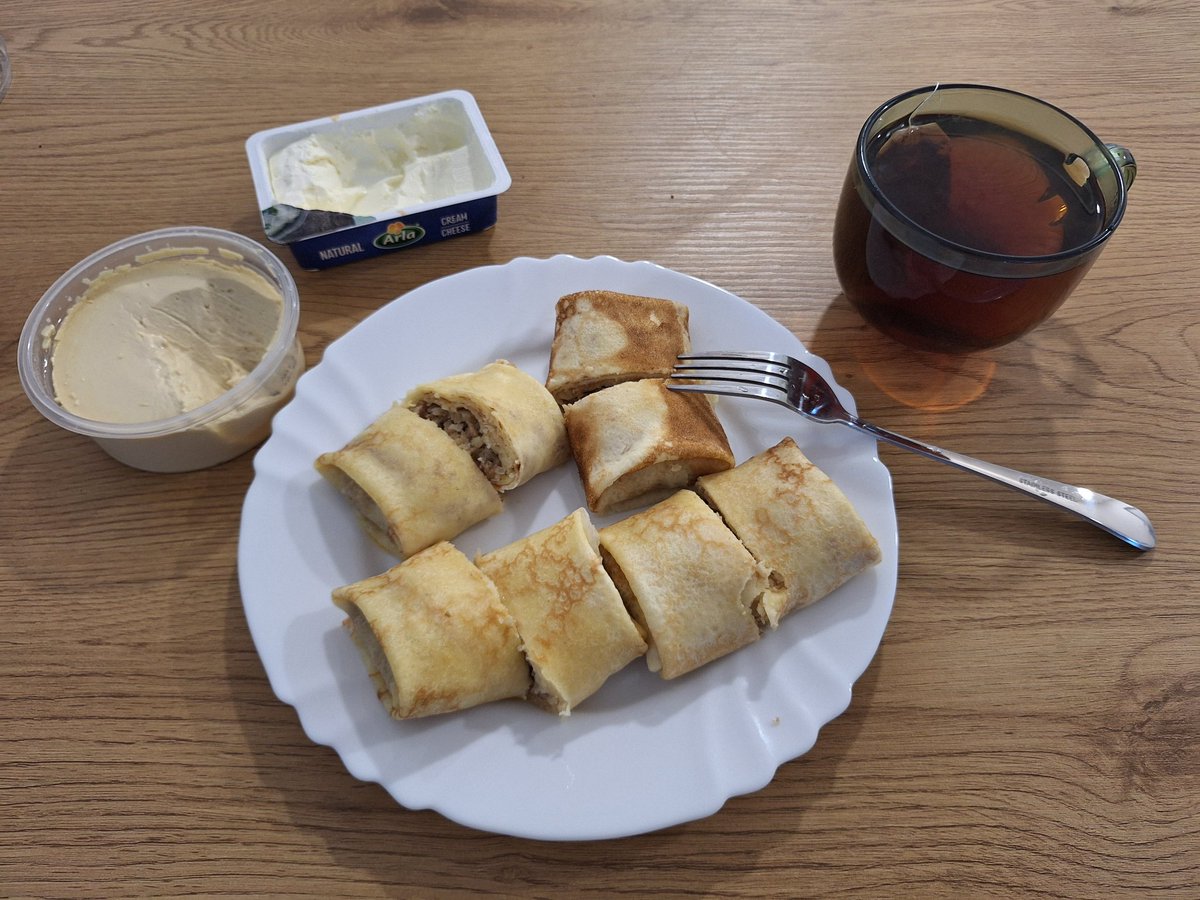 PaulAndJet's tweet image. Блинчики мяснорисовые с тревожным сыром и хумусом с чаем
#ЕдимДома
#КулинарныеИзлишества