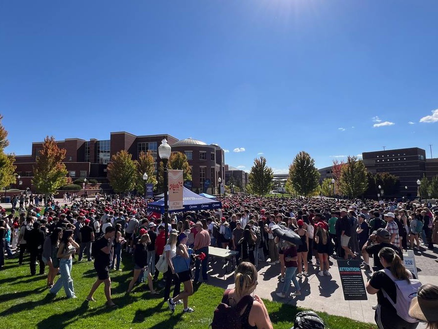 charliekirk11's tweet photo. Massive crowd at the University of Nevada today in Reno. Thousands showed up. Hundreds more got registered.

🚨300+ students registered to vote🚨

This. Happens. At. Every. Campus. We. Visit.

Something BIG is happening with Gen Z.

Let's win!! https://t.co/HQscdXKE08