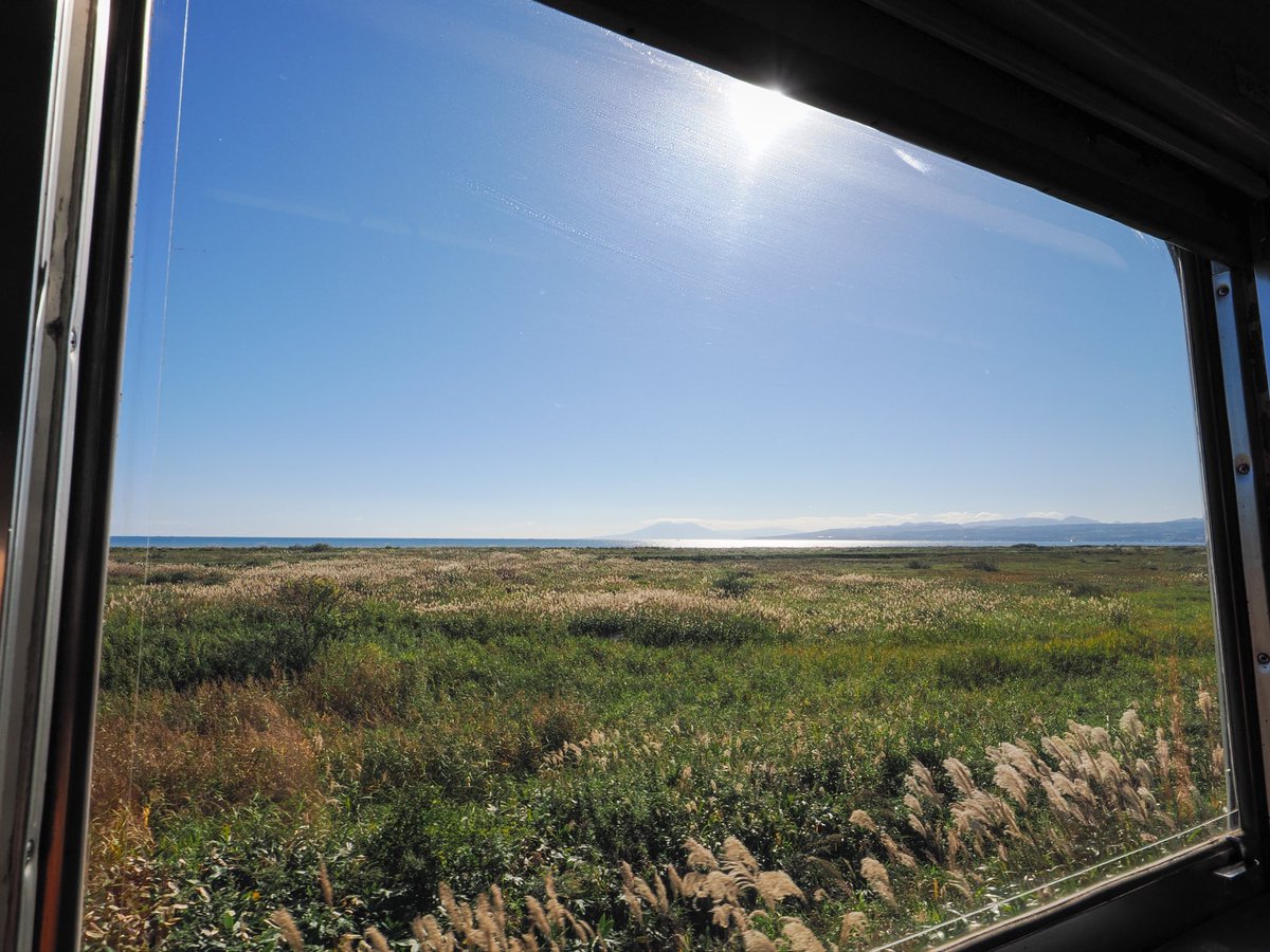 chappy_post's tweet photo. ヨンマルの車窓は
ススキの海でした

北海道八雲町
2024年10月

OM SYSTEM OM-1
M.ZUIKO DIGITAL ED 8-25mm F4.0 PRO
#鉄道のある風景 #ゆる鉄 #風景写真 
#om写真投稿 #om風景写真 #om鉄道写真 #om1 
#秋 #海 #青空 #ススキ #駒ヶ岳 #海 #ヨンマル #820D #車窓 
#北海道 #八雲町 #JR北海道 #函館本線 https://t.co/bXQyL82G7o