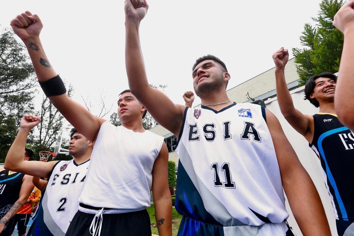 ¡Estrenan instalaciones deportivas en #ESIA Tecamachalco! Hoy fueron entregadas canchas remodeladas de basquetbol, futbol y voleibol, que además de tener suelo nuevo, cuentan con iluminación y un sistema de drenaje optimizado. Otro fruto del esfuerzo de <a href="/CofaaIpn/">COFAA IPN</a> para fomentar