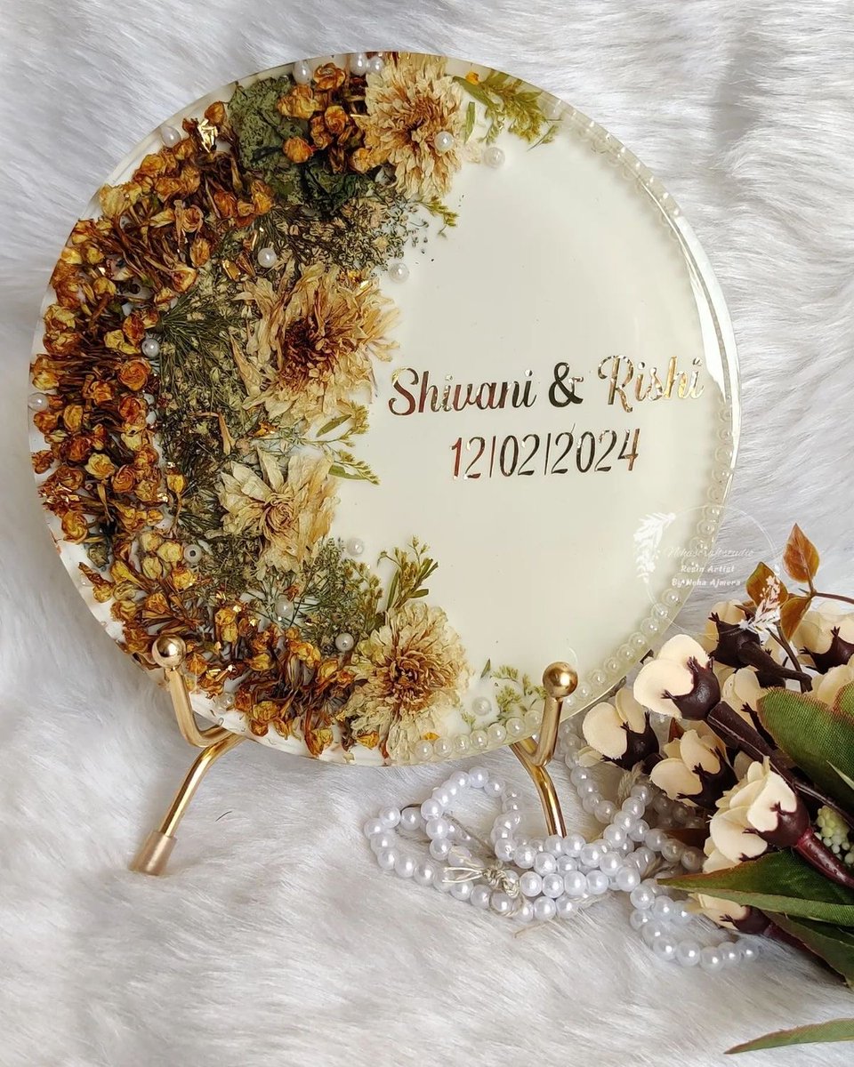 simran_k2701's tweet image. Gift a piece of art! Our resin creations make perfect presents for art lovers and home decor enthusiasts alike! #ArtGifts #SupportSmall #RESINFRAME
