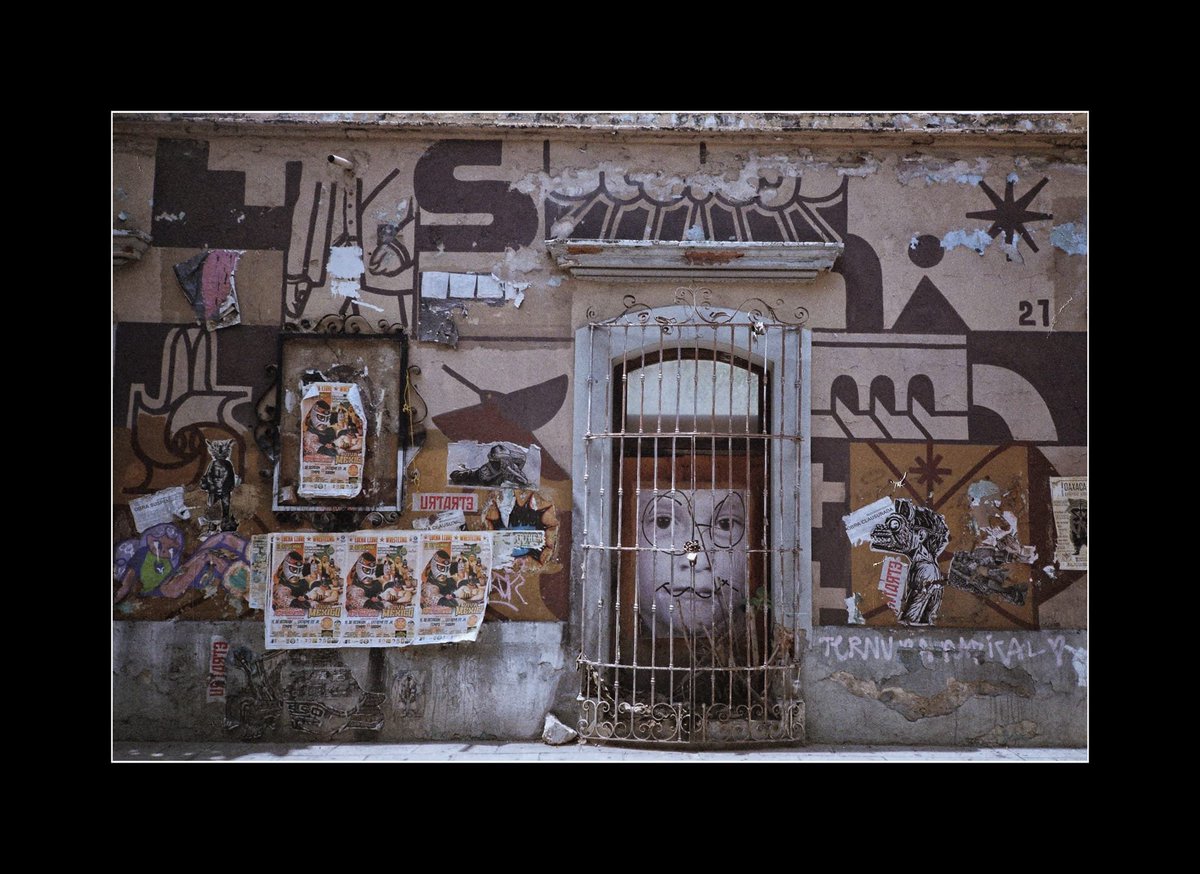 nvinoticiasoax's tweet photo. 🌵 Calles llenos de historias en Oaxaca de Juárez

Este mural que parece contar un sinfín de relatos, las capas de arte urbano, carteles desgastados y colores que desafían el tiempo hablan de la variedad cultural y artística que hace única a esta ciudad. 

Foto: Fabricio Barroso https://t.co/Yo7hR70RRv