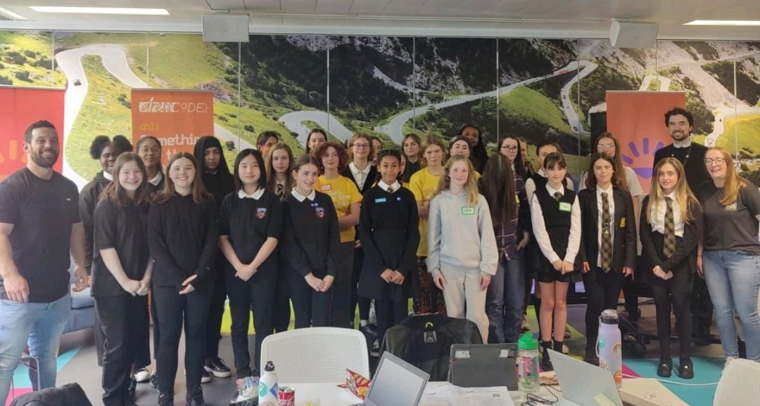 dressCodeHQ's tweet image. An amazing day yesterday day at dressCode x Skyscanner event!
5 schools + 4 councils + S1/2 pupils + S6 mentors + brilliant company Skyscanner + inspiring industry role models + pizza = magic! 💙
Huge shout out to everyone involved! #ClosingTheGenderGap