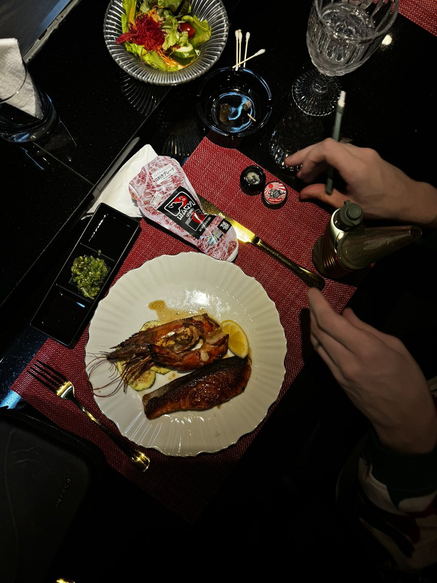 callmeplayaaa's tweet photo. Smoke good and eat better?) https://t.co/ptNCtdJlLB