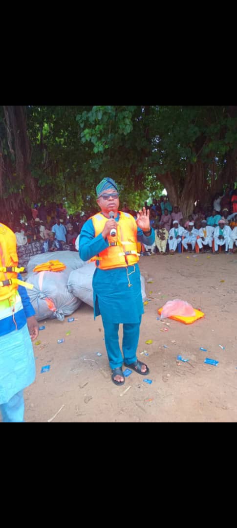 Mr Bola Oyebamiji, MD/CEO, NIWA in Gbajibo community, Kwara State to condole with the community over the recent boat mishap. 

During the visit, the MD assured the community and Nigerians that NIWA will continue to do her best to make the inland waterways safer for all.