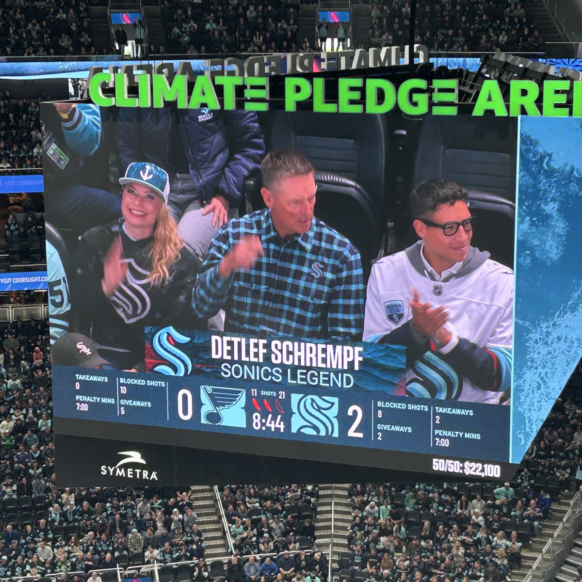 CirclingSports's tweet image. One of our favorites to see at EVERY Seattle sports game, it’s @UW_MBB and @SeattleSonics legend DETLEF SCHREMPF! 

What’s up, @Dschrempf ???

#SeaKraken #BringEmBack