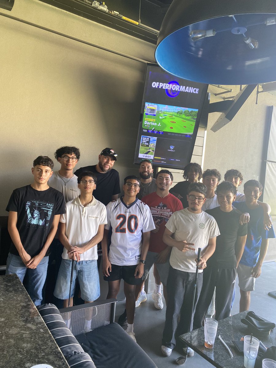 SRBOMBER's tweet image. I was able to spend a little time with my guys off the court before season begins. @3ftorres ❤️ 🏀 #TopGolf #RepTheH