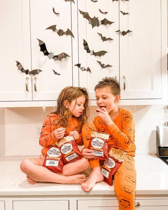 PopcornFactory's tweet image. Matching PJs? Check ✔️ 
Spooky decor? Check ✔️ 
Popcorn? Check ✔️ 

Ready for a Halloween movie night 😎🎬