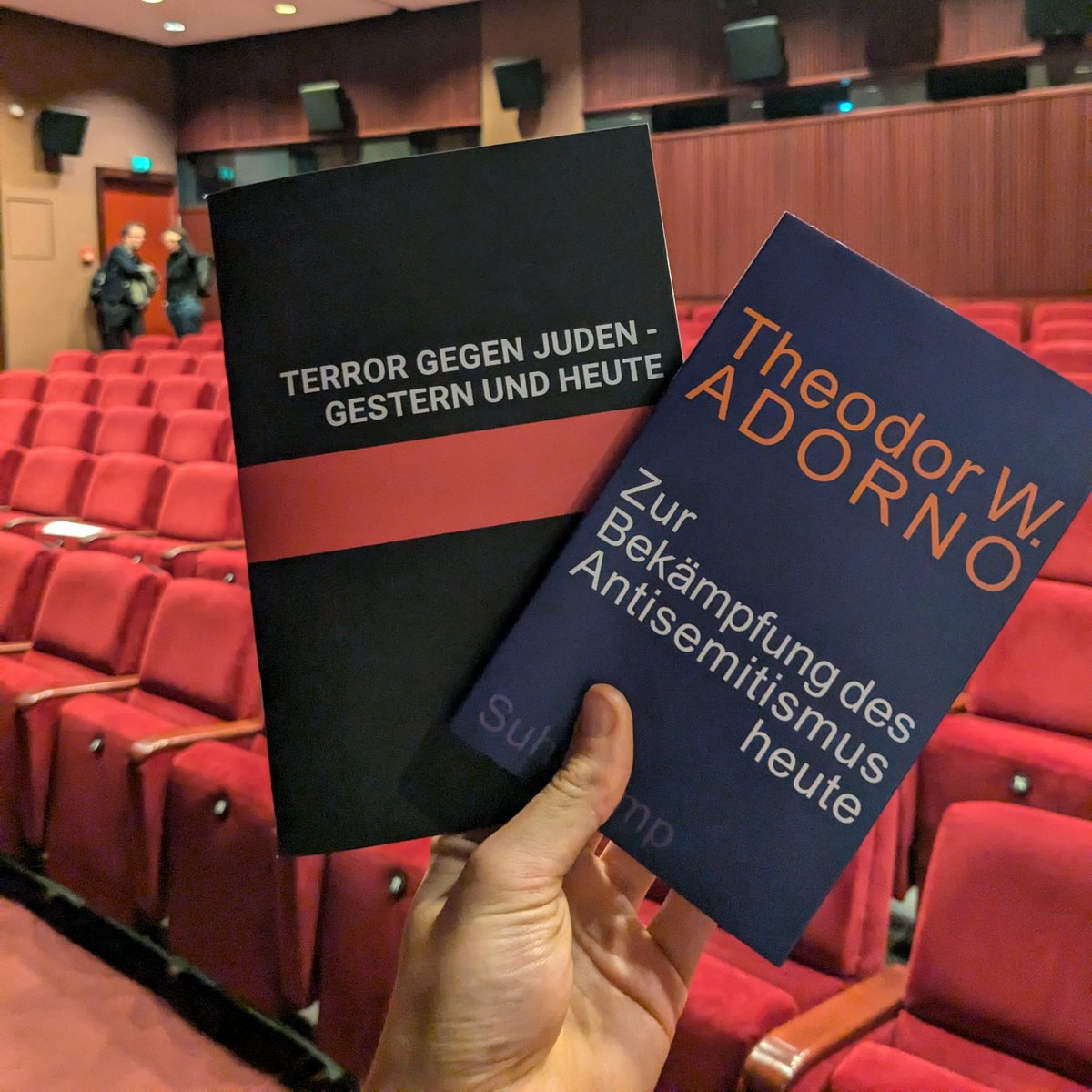 Begleitend zur Kampagne haben wir heute eine Broschüre veröffentlicht, die den Terror gegen Juden seit 1945 dokumentiert. Denn der Hass muss gestoppt werden. #TerrorGegenJuden

Die Broschüre kann bei uns kostenlos bestellt werden:
amadeu-antonio-stiftung.de/publikationen/…