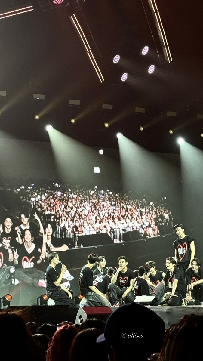 aliises's tweet photo. We keep this love in a photograph❤️#BUS_KnockKnockKnock_KhonKaen
#BUS1stFANCON_KnockKnockKnock 
#BUSbeacauseofyouishine https://t.co/5Uj8LHJDDw