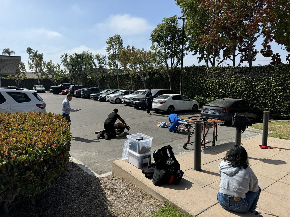 Shoutout to our incredible UCLA Paramedic Faculty for their pre-hospital medicine overview to UCLA EM Residents! From "Is there a doctor on this plane?" to tactical TQs, peds drowning rescues, and high fidelity airway emergencies, their expertise is invaluable! #EMS #UCLAHealth