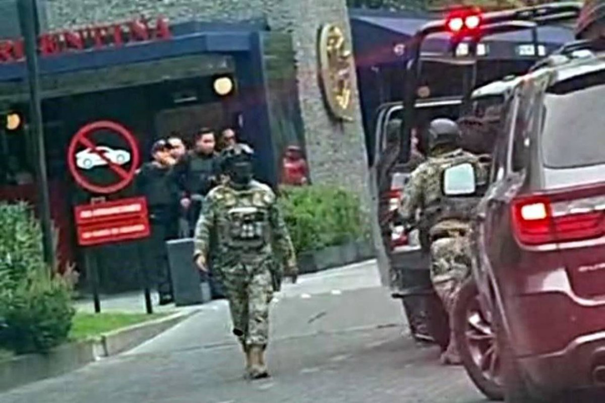 JaliscoRojo's tweet photo. En la calle Paseo Andares en el centro comercial plaza andares en Zapopan la MARINA y FGR montaron un operativo, rodearon la zona de restaurantes  y detuvieron a un hombre de unos 30 años y una mujer que lo acompañaba. Se desconoce la identidad de los detenidos. https://t.co/3mi9phcWGz