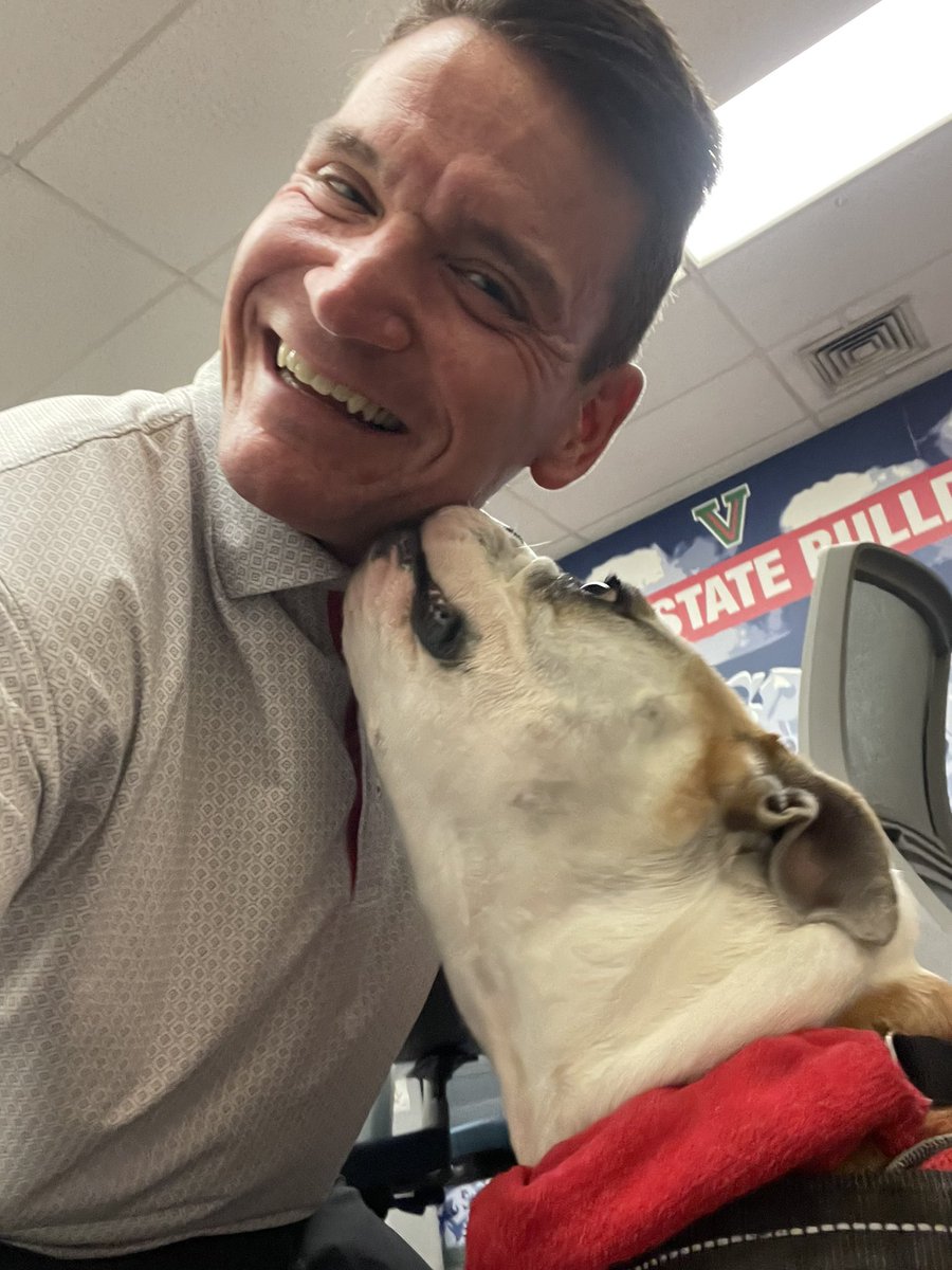 Always a good day when my main man <a href="/VictorEBulldog/">Victor E. Bulldog IV</a> stops by the office!! #GoDogs