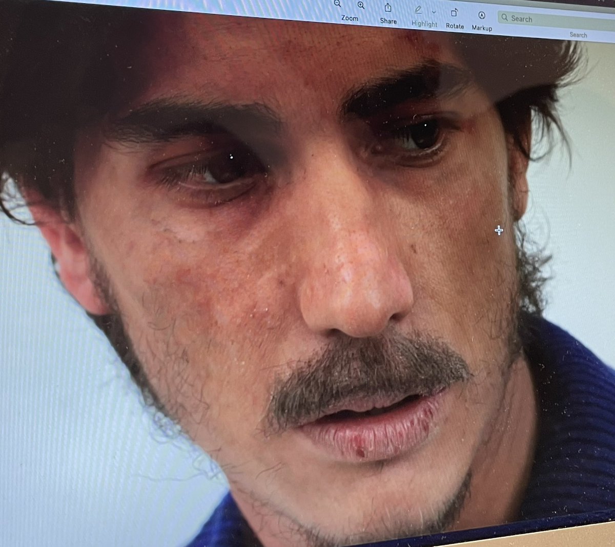 Una versión de lo que pudo ser. 
Como barba no crece (aunque poco a poco va mejorando ese tema) se probó una versión. 
No salió para este personaje, pero me quedó grabado ese rictus para otro personaje. Algún día…