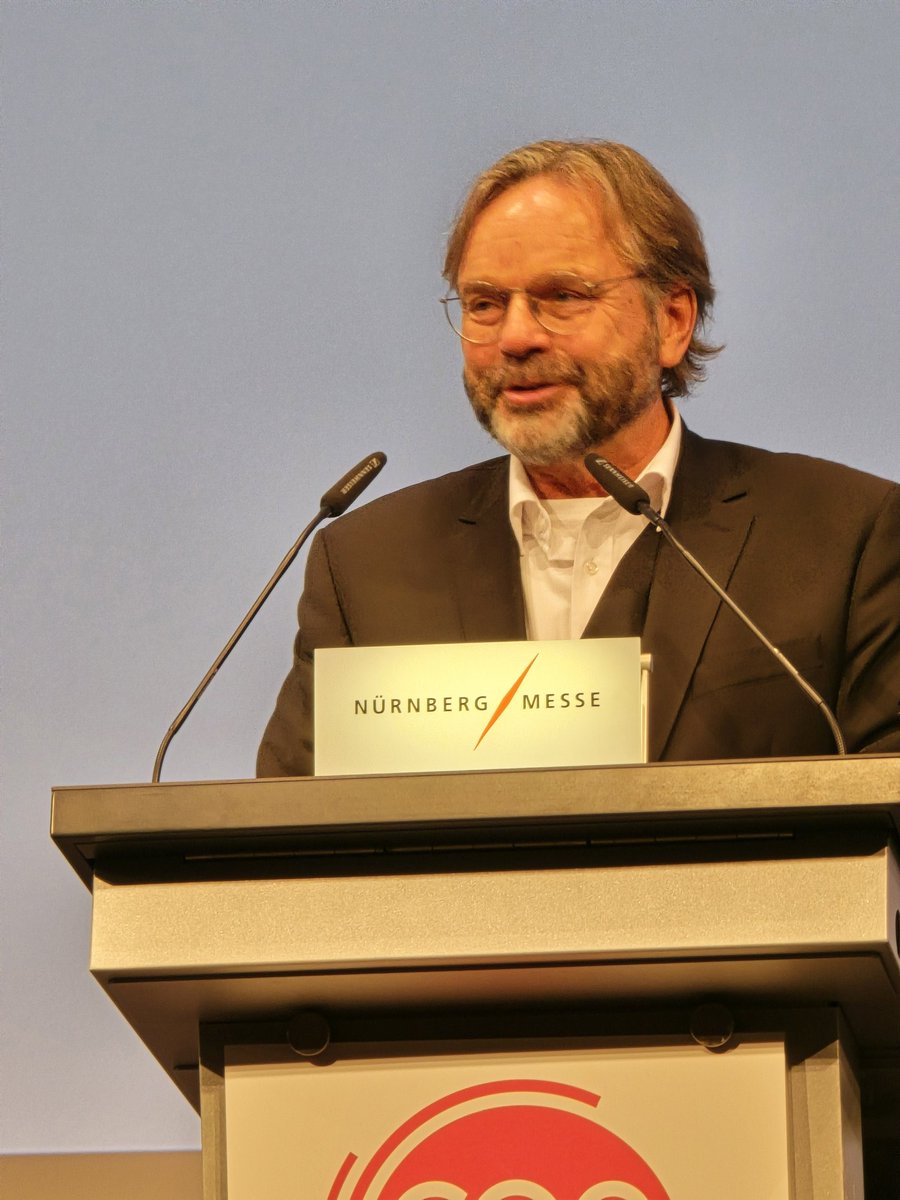 Michael Groß, Präsident der <a href="/bagfw/">BAGFW</a> und <a href="/AWOBund/">AWO Bundesverband</a>-Vorsitzender spricht viele Herausforderungen an: #Fachkräftemangel, #digitaleTeilhabe für alle,  #sozioökologischeTransformation. "Wir brauchen finanziell starke Kommunen,weil wir dort ins Soziale investieren müssen." #consozial2024