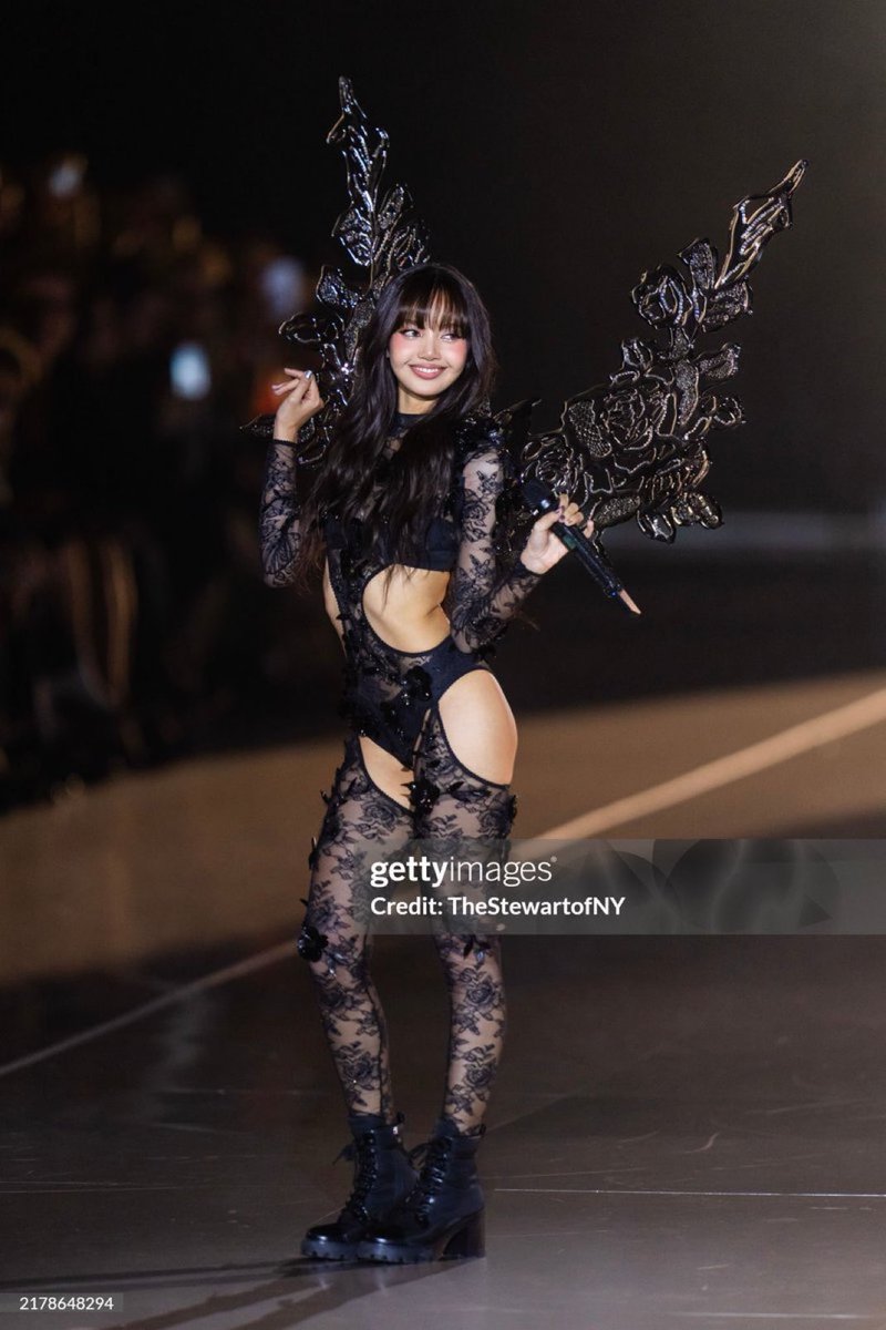 minilalabelle's tweet photo. โอ้ยนี่มันนางแบบวิคตอเรียซีเคร็ท

LISA VSFS PERFORMER 
#LISAxVictoriasSecret https://t.co/lI4C1Veehq