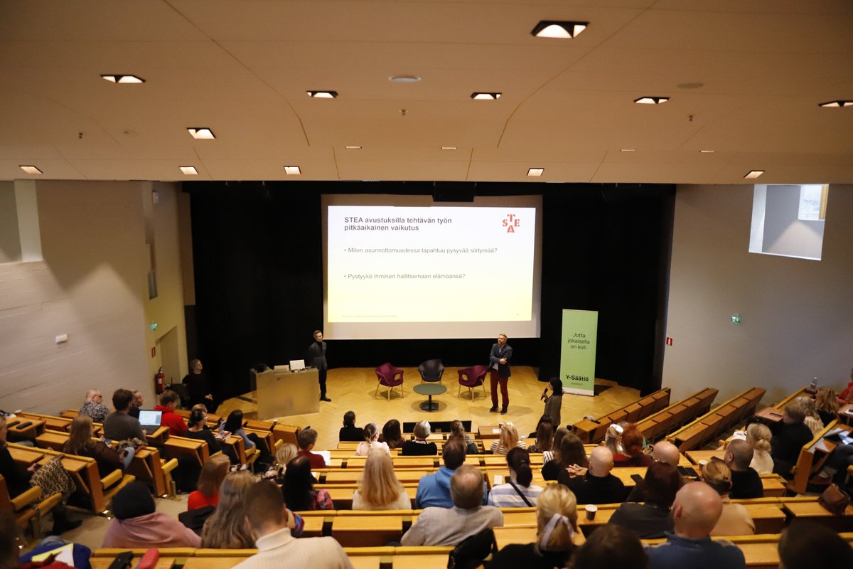 Tänään käynnistyi valtakunnallinen asunnottomuusseminaari Espoon Dipolissa. Seminaarissa etsitään keinoja turvata ihmisten asumista ja hyvinvointia haasteellisessa toimintaympäristössä. Seminaarin järjestäjinä toimivat <a href="/AEVerkosto/">Asunto Ensin Verkostokehittäjät</a>, <a href="/ARAviesti/">Asumisen rahoitus- ja kehittämiskeskus</a>, <a href="/EspooEsbo/">Espoon kaupunki</a> ja <a href="/LUhyvinvointi/">Länsi-Uudenmaan hyvinvointialue</a>.