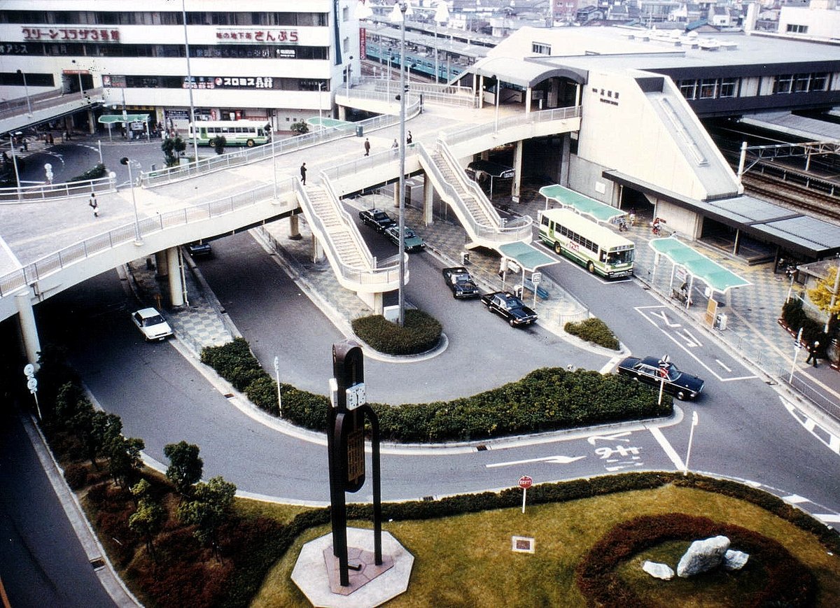 今から45年前、昭和54(1979)年の今日、グリーンプラザたかつき2号館