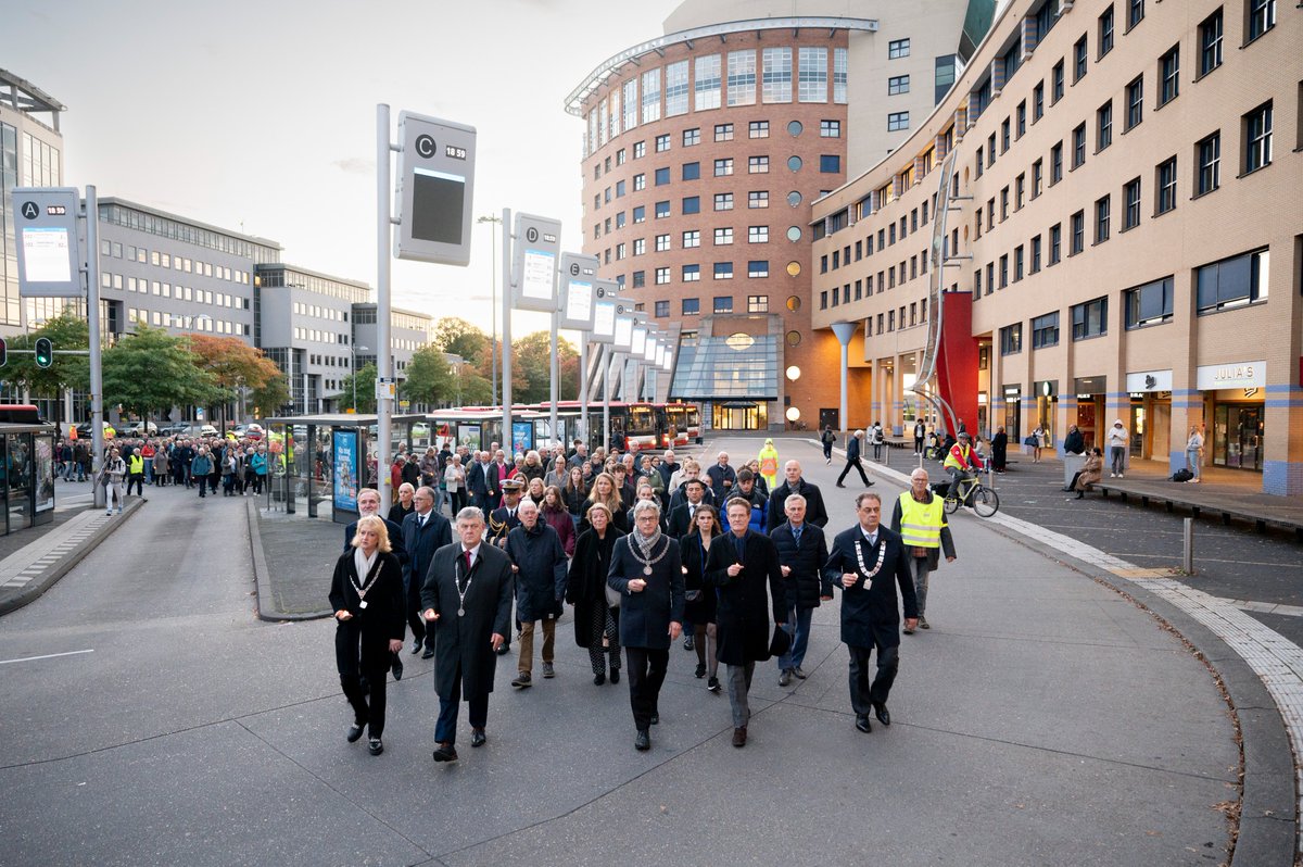 Nationaal Monument Kamp Amersfoort (NMKA) (@kamp_amersfoort) on Twitter photo Wij kijken terug op een bijzondere herdenking op 11 oktober, de Tocht van Vrees en Hoop. De Duitse ambassadeur Dr. Nikolaus Meyer-Landrut <a href="/GermanyinNL/">Duitse Ambassade Den Haag</a> hield een toespraak en de burgemeesters van Amersfoort, Leusden, Putten en Gorinchem liepen mee, samen met honderden mensen. Wij kijken terug op een bijzondere herdenking op 11 oktober, de Tocht van Vrees en Hoop. De Duitse ambassadeur Dr. Nikolaus Meyer-Landrut <a href="/GermanyinNL/">Duitse Ambassade Den Haag</a> hield een toespraak en de burgemeesters van Amersfoort, Leusden, Putten en Gorinchem liepen mee, samen met honderden mensen.