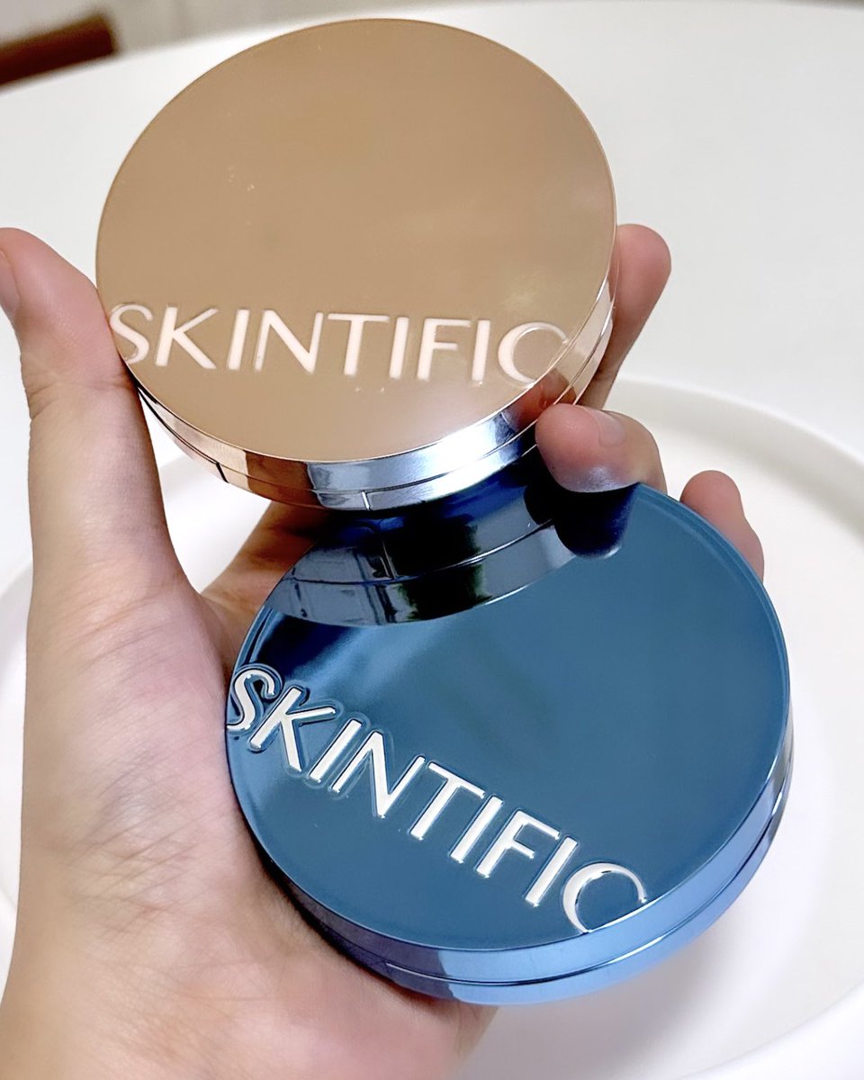เพิ่งได้ลองง คุชชั่นของ #SKINTIFIC สูตรใหม่ ตลับ Blue จริงๆเป็นแฟนคลับตัวยงคุชชั่นตลับ Gold ของเค้าเลย ส่วนความแตกต่างนี่ว่าปกติตลับ Gold เค้าจะปกปิดกลางๆ แต่ผิวจะมีความส๊วยยแบบงานผิว โกลว์ๆ ฉ่ำๆ ส่วนใครชอบผิวแบบแมตต์ๆ ปกปิดสูงๆ หน้าเนียนกริบๆ ก็ต้องตลับ Blue เลยย ผิวสวยเหมือนกันแต่ตลับทองจะผิวโกลว์กว่าน้า ตลับฟ้าจะเป็นผิวแมตต์ เริ่ดดด 💙✨
