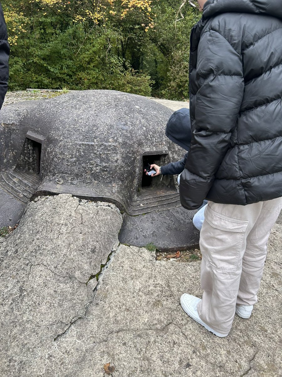 Première journée à Verdun pour 4 classes de 3eme : découverte du champs de bataille et des tranchées suivie par la visite du Mémorial de Verdun.
Des moments enrichissants en complément du programme d’HGEMC de 3e sur la Première Guerre Mondiale.