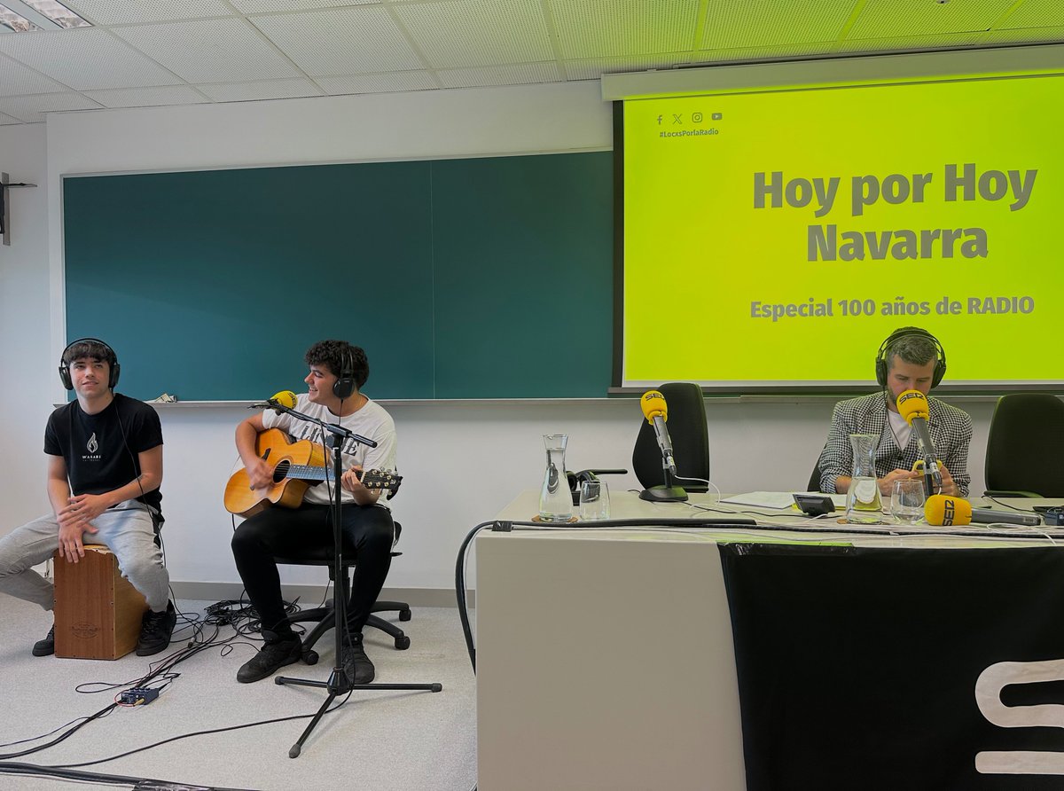 🎂📻 Ayer celebramos 100 años de radio junto a Ser Navarra desde @Fcomunav. 2 horas de radio en directo, donde además pudimos conversar con varios alumni que trabajan ahora en la emisora. ¡Gracias y a por otros 100 años más!