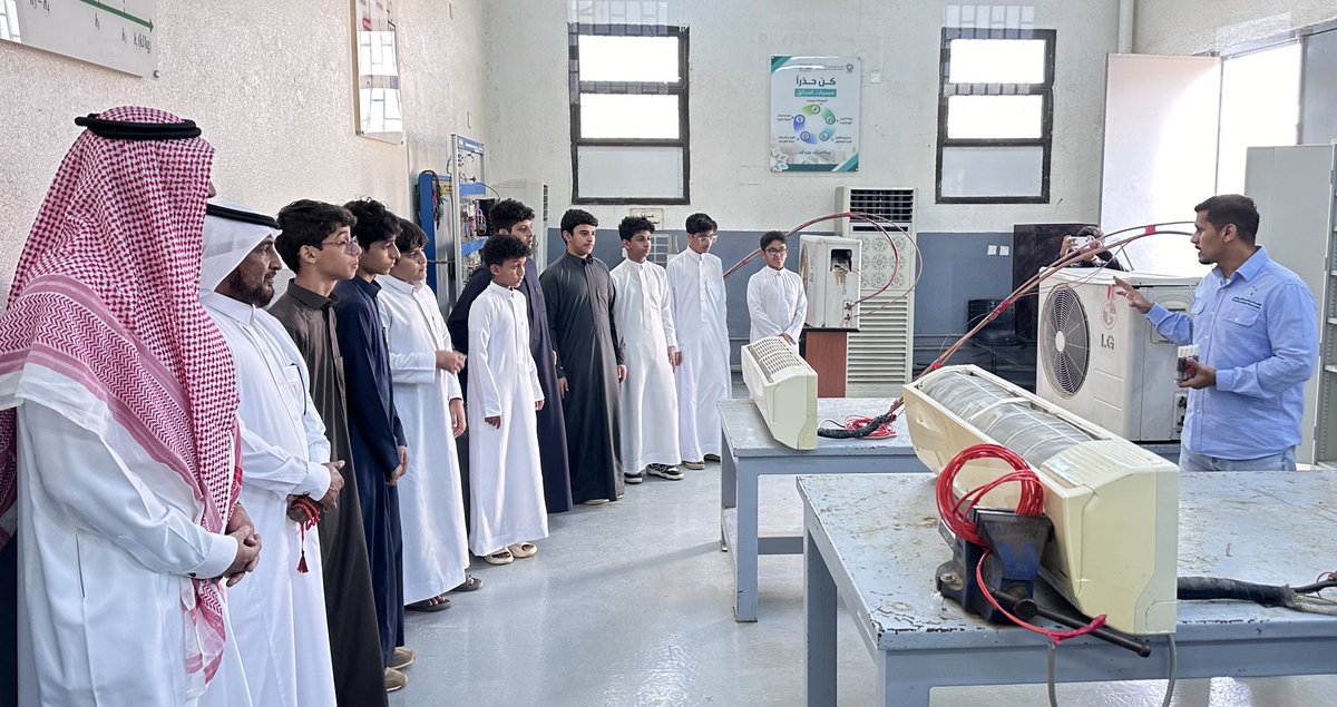 tvtc_m_hridh's tweet photo. استقبل المعهد اليوم طلاب المرحلة المتوسطة لمدرسة الصقعان بالشقيق وذلك ضمن مبادرة (يوم في مهنة) احدى مبادرات الادارة العامة للتدريب التقني والمهني بمنطقة عسير للعام التدريبي الحالي ١٤٤٦هـ تم خلال الزيارة جوله بجميع المرافق والاطلاع على الأقسام التدريبية

#التدريب_التقني https://t.co/YLB0fQ7Eqd