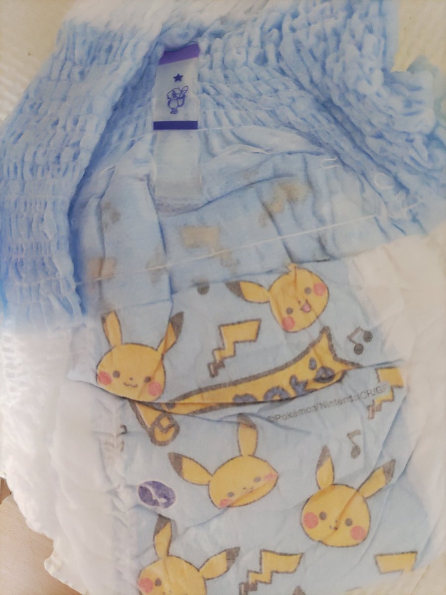 mariruri23's tweet photo. オムツはずっとムーニーを愛用していたけど子どもがしまじろう大好きなので夜用おむつだけはパンパース「おやすみパンツ」を買ってたんだけど、ムーニーの「おやすみマン」もポケモンで可愛い😄😄 https://t.co/q7DKi8BlVZ