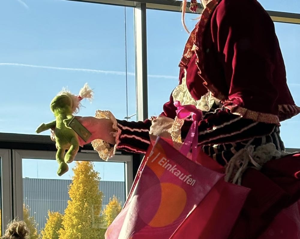 WhistledownInfa's tweet photo. Man sagt, Größe sei nicht alles – doch der Grinch scheint dieses Motto wörtlich zu nehmen. Manche Dinge bleiben eben besser… klein und unbemerkt🎅🏼🐸

#infa #infa2014 #grinch #enthüllt https://t.co/V8bOkRwrOx