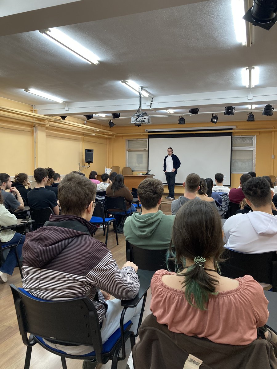 cpilosenlaces's tweet photo. Comienza el proceso de selección Erasmus+ KA131 y KA121! La semana pasada tuvimos las reuniones informativas y nos visitó David Villagrasa, exalumno del centro, que nos mostró su experiencia Erasmus en República Checa #ErasmusCPIFPLosEnlaces https://t.co/Rf3GSFXwLT