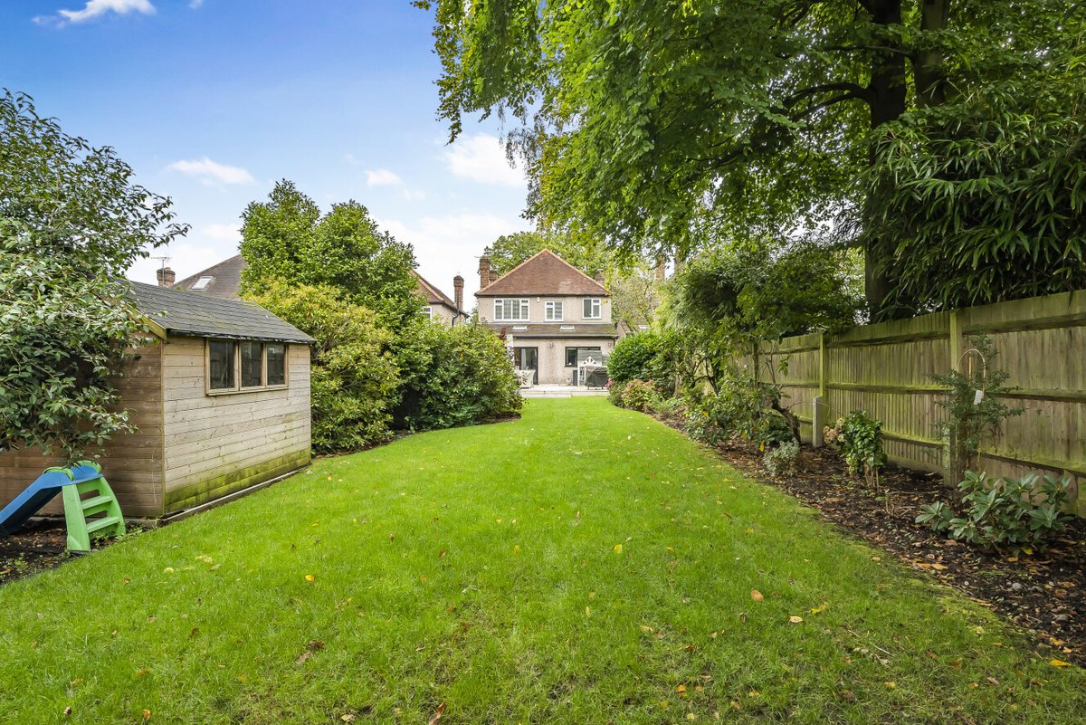 A detached family home on a prestigious, quiet road.

📍 West Wickham, BR4
🏡 Four bedrooms
🛀 Two bathrooms
🌳 Sunny garden
🏋️‍♀️Garden office/gym
💷 £1,250,000

See the full listing: bit.ly/4ha0U98

#kfhproperty #london #westwickham #BR4 #detachedproperty #rightmove