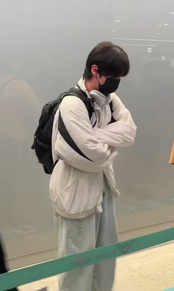 오늘 출국영상 컨텐츠 개껴ㅋㅋㅋㅋㅋㅋㅋㅋ리노 인식 안되서 일반 줄 갔는데 얼굴 빨개짐