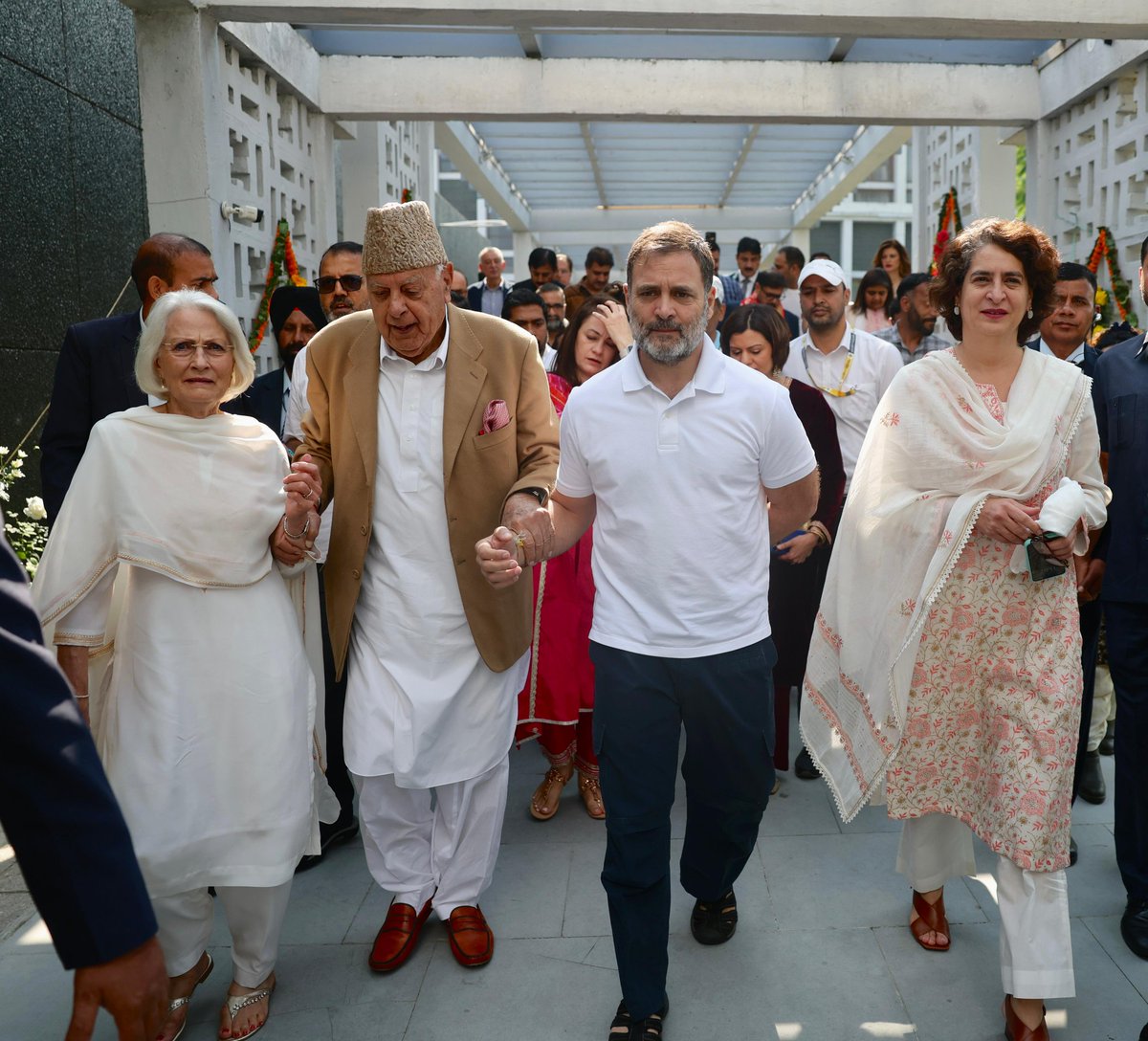priyankagandhi's tweet photo. जम्मू-कश्मीर के मुख्यमंत्री श्री @OmarAbdullah जी और उनके मंत्रिमंडल के सभी सदस्यों को बहुत-बहुत बधाई। 

अपने वोट की ताकत से न्याय व लोकतंत्र की आवाज बुलंद करने के लिए जम्मू-कश्मीर की आवाम का शुक्रिया और भविष्य की शुभकामनायें।

'INDIA' गठबंधन की सरकार आवाम के लंबित अधिकारों को वापस दिलाने के साथ-साथ अपने सभी वादों और जन आकांक्षाओं को पूरा करने के लिए पूरे समर्पण से काम करेगी।