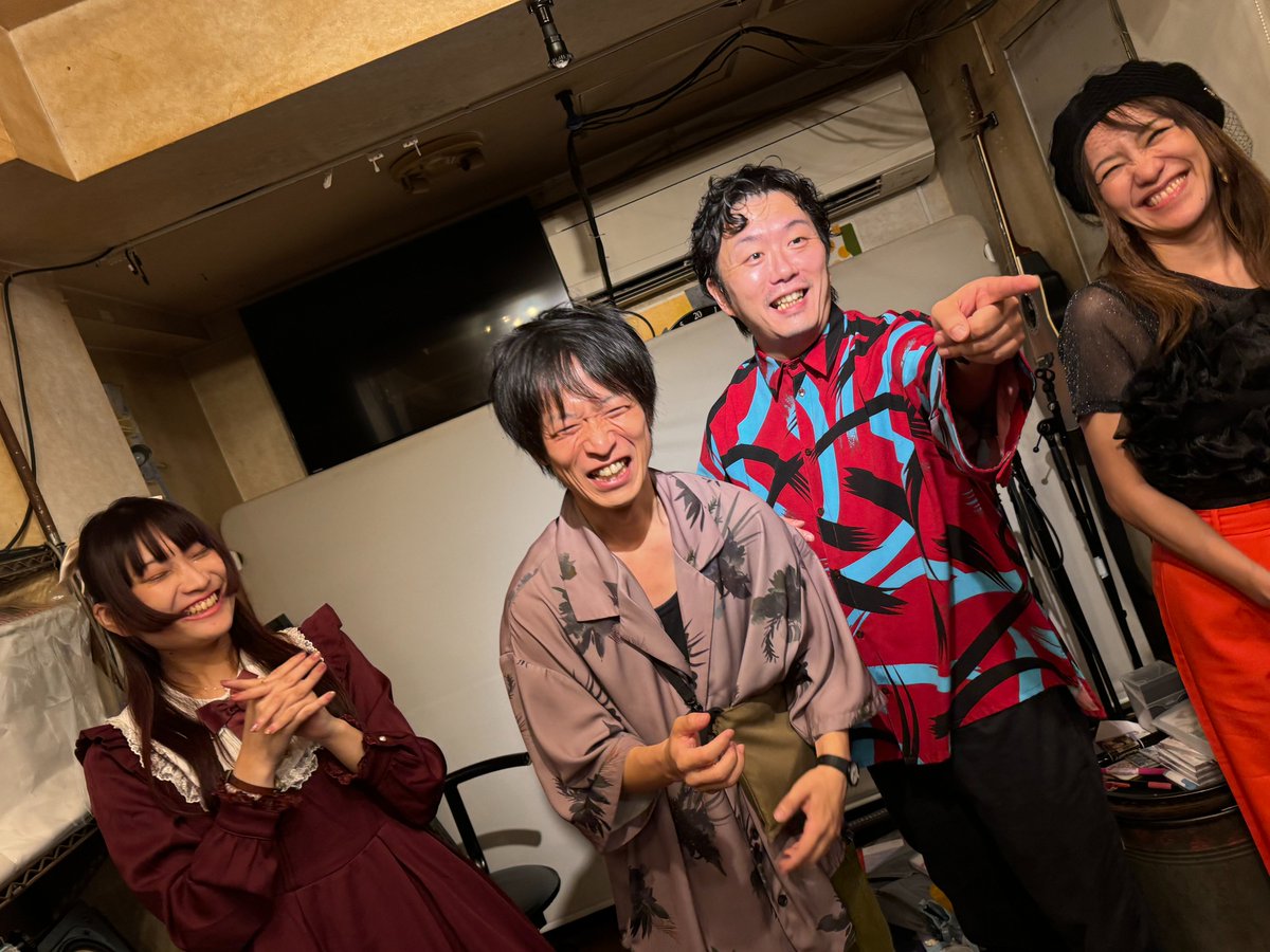rikoy_8's tweet photo. 携帯が魚焼きグリルの中に隠れて(笑)いた間の
出来事その1
10.11@池袋Living bar FI5VE
理生くんのライブ♬
集中タイムにコントしててごめんなさい(笑)
ワンマンライブ、アフターパーティー終わって
もう次に向かってスタートしてるって感じでした。 https://t.co/rchlTuQTRP