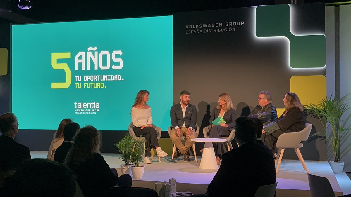 AytoLeganes's tweet photo. 👨‍💼 El programa de FP Talentia de Volkswagen @VW_es, afincado en #Leganés, celebra su V aniversario con un alto porcentaje de empleo.
Han asistido la secretaria general de FP del Ministerio @educaciongob la directora de FP de @ComunidadMadrid y los concejales de Empleo y Educación https://t.co/3ODRpO0oO8