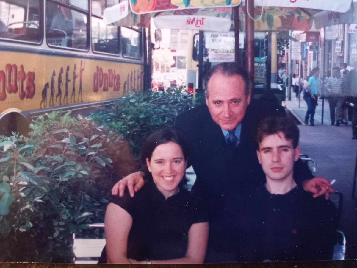 Hoy sale Tinta invisible, un libro que es mi forma de dar las gracias a la literatura por dotar de sentido a mi vida. Y a mi padre por regalarme el amor a los libros. A veces somos idiotas y damos las gracias demasiado tarde. Pero mejor tarde que nunca.

Va por él.