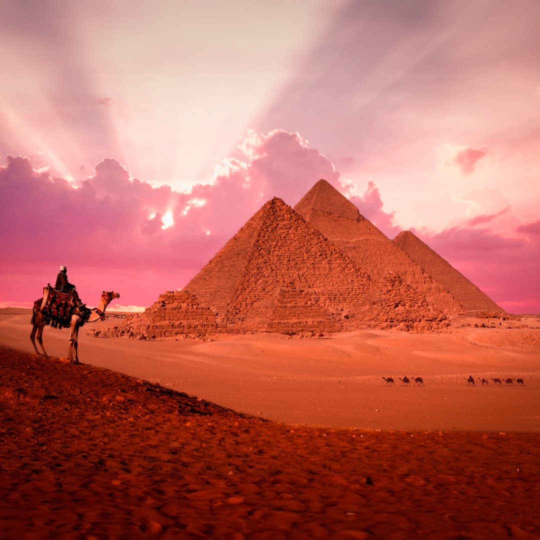 Los siglos han pasado, pero las #PirámidesdeGiza, en #ElCairo, permanecen como un testimonio impresionante de la grandeza de la civilización egipcia. Construidas hace más de 4.500 años, siguen asombrando a cualquier viajero que se acerque a #Egipto
dynamic-tours.com