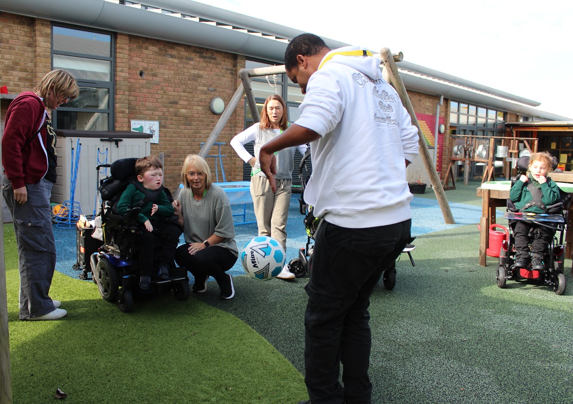 treloars's tweet photo. On 11 October, Treloar's Team Earth Ambassador @MartinSinclair1 came in to visit his team and spent the day taking part in various activities.

Many thanks to Martin for coming in to see us. We all look forward to seeing him again soon! https://t.co/n7e9z3I4In