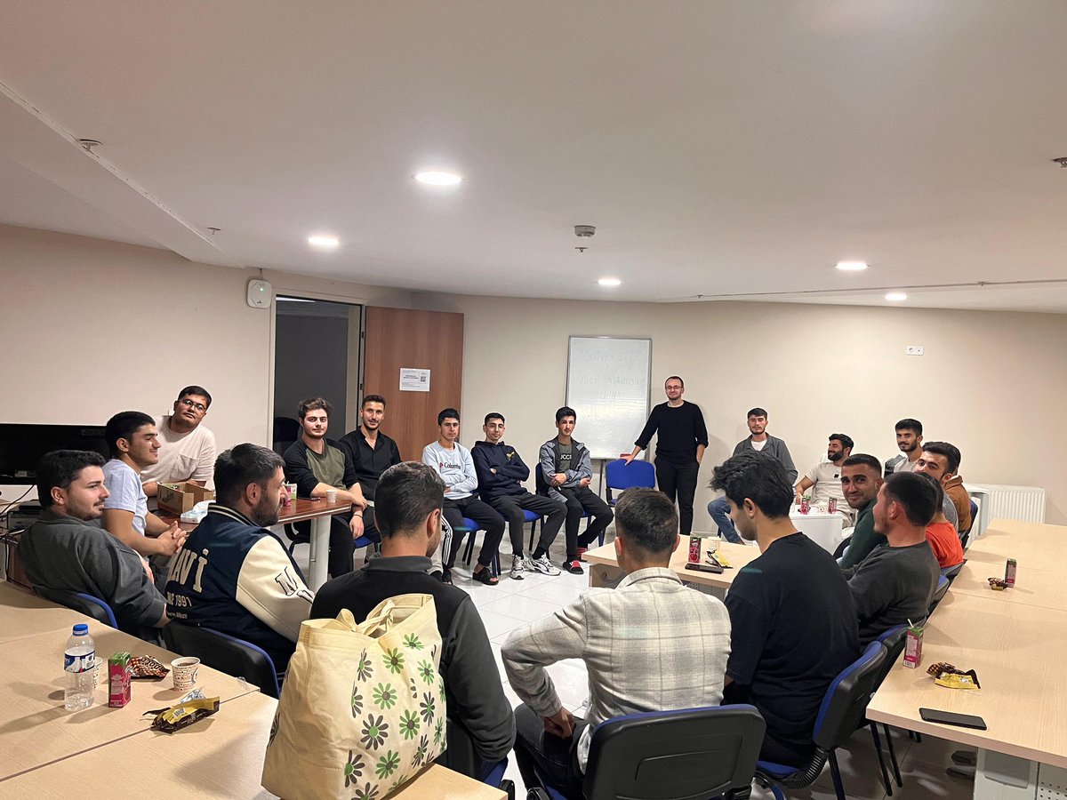 ErzurumKYGM's tweet photo. 📍İbrahim Hakkı Yurt Müdürlüğü

    Yurt psikologumuz Yunus Sucu tarafından gerçekleştirilen uyum programı çerçevesinde “mesleki çalışma” yapılmış olup, öğrencilerimize şehir, üniversite ve yurt yaşamına nasıl uyum sağlayacakları konusunda bilgilendirmeler yapılmıştır. https://t.co/LgM7fEbnSw