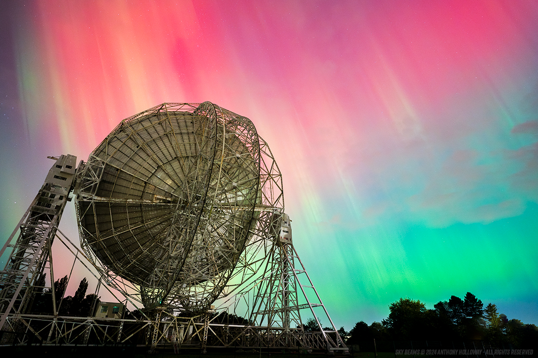 Anthony Holloway (@aj_h) on Twitter photo I think this is my favourite image from last week's northern lights storm. During the burst of activity at 00:19am we had beams raining down in red and greens, filling the sky above the Lovell Telescope at Jodrell Bank Observatory.
flic.kr/p/2qnY8mm
#aurora #jodrellbank I think this is my favourite image from last week's northern lights storm. During the burst of activity at 00:19am we had beams raining down in red and greens, filling the sky above the Lovell Telescope at Jodrell Bank Observatory.
flic.kr/p/2qnY8mm
#aurora #jodrellbank