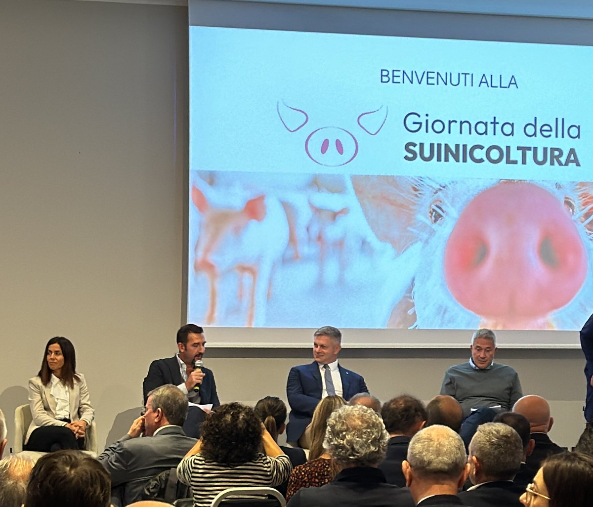 Parola di allevatore: situazione allevamenti abbattuti a causa della #PSA

Parola agli allevatori 
23mila kmq in zona restrizione 
focolai domestici in varie zone del nostro territorio nazionale
20 mio di euro persi al mese (export)

Danni diretti ed indiretti e non è finita