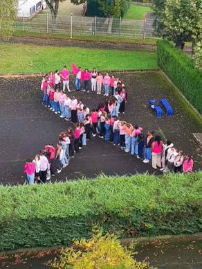 Mardi 15/10 : Octobre rose à TJM initié par la classe de 1ere Métiers de l’Accueil. Un symbole fort et une participation unique de nos élèves dans le cadre de la lutte contre le #cancer du sein. Bravo ! #OctobreRose  <a href="/DSDEN79/">DSDEN Deux-Sèvres</a>  #voiepro #citoyennete