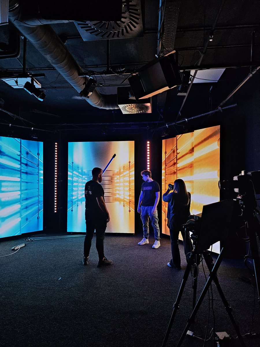 BozerDesigns's tweet image. About last day 📸

#REScircuit