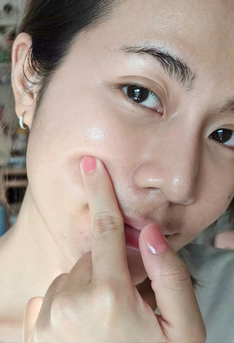 เติมผิวให้ชุ่มชื่น ก่อนแต่งหน้าเสมอ จะช่วยให้เมคอัพไม่ตกร่องติดทนมากขึ้น #เจลน้ำมะเขือเทศโยเกิร์ต ของ Smooto ทาได้ทั้งหน้าตัวเลย หลอดใหญ่เบิ้ม ปลอบผิวแสบแดงให้สงบ ผิวอิ่มน้ำ คู่กับ #คุชชั่นซองดำ เค้าคือเดอะเบสได้งานผิวโกลว เนื้อเหมือนเจลลี่ เกลี่ยง่าย เด้งสู้มือ ปรับผิวสว่างใสเนียนอีกสเต็ป คนที่ชอบงานปกปิดบางเบา ตัวนี้เหมาะมาก
